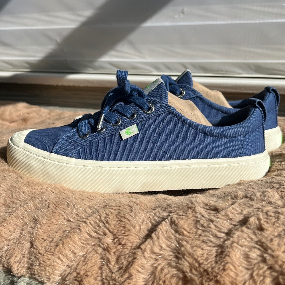 Cariuma Marine Blue Sustainable Canvas Sneaker Size: Women's 7 Men's 5.5 - Picture 3 of 9